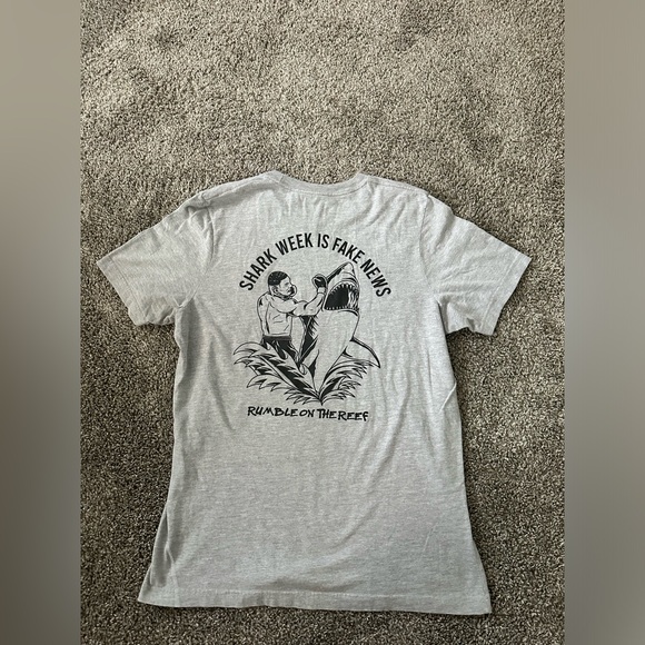 Urturt Men’s Shark Week Is Fake News T-Shirt Size Large - Picture 3 of 4